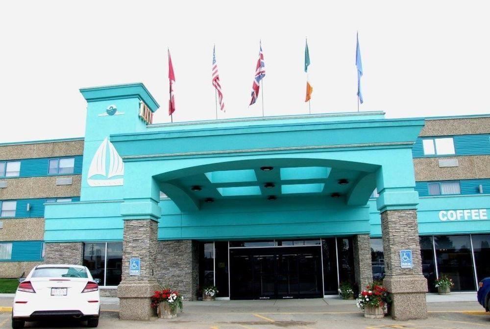 Lakeland Inn Hotel Cold Lake Bagian luar foto