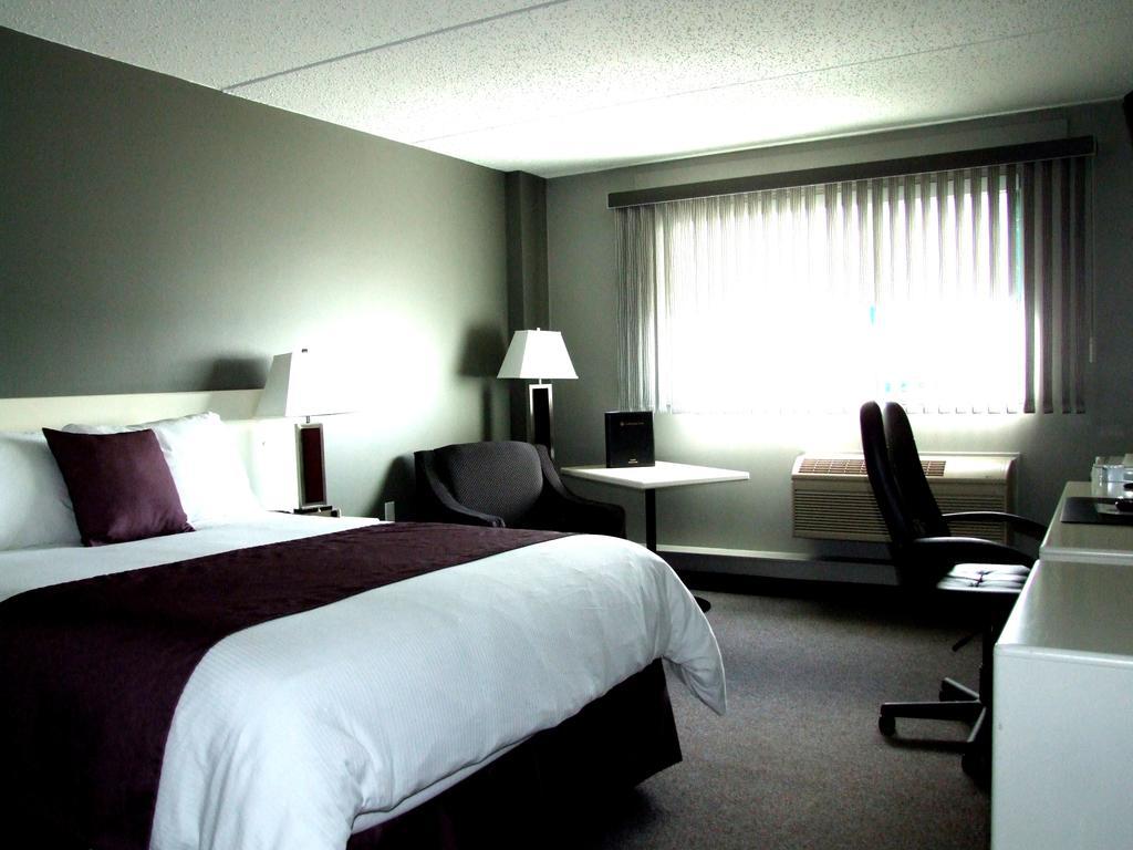 Lakeland Inn Hotel Cold Lake Bagian luar foto