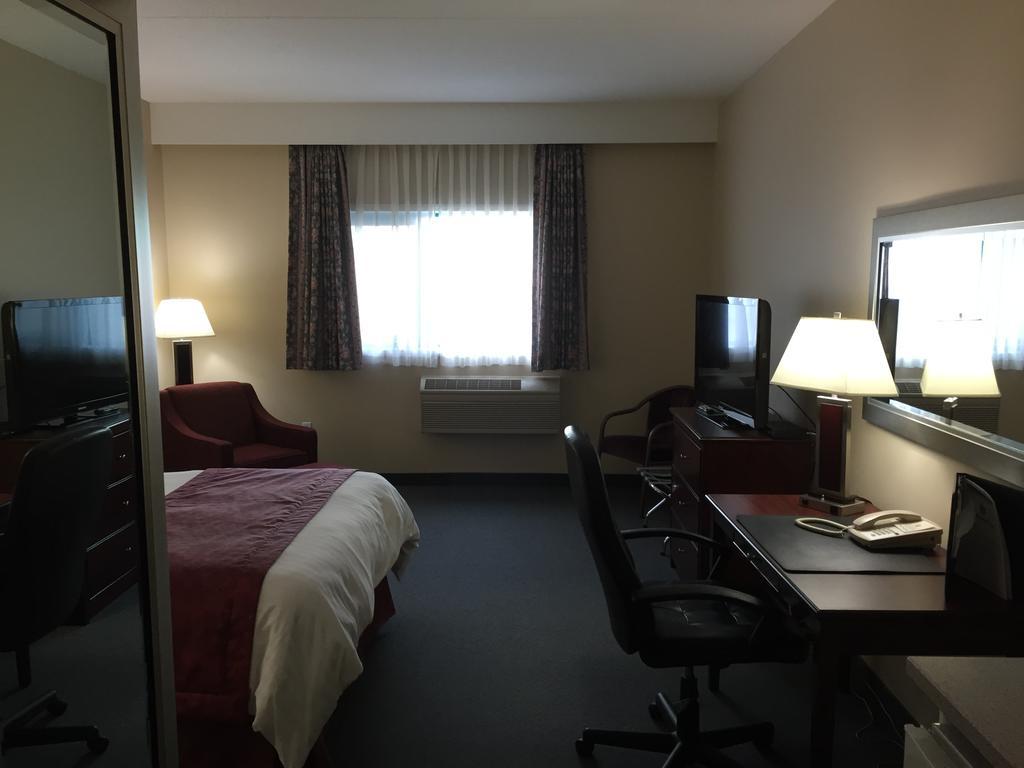 Lakeland Inn Hotel Cold Lake Bagian luar foto