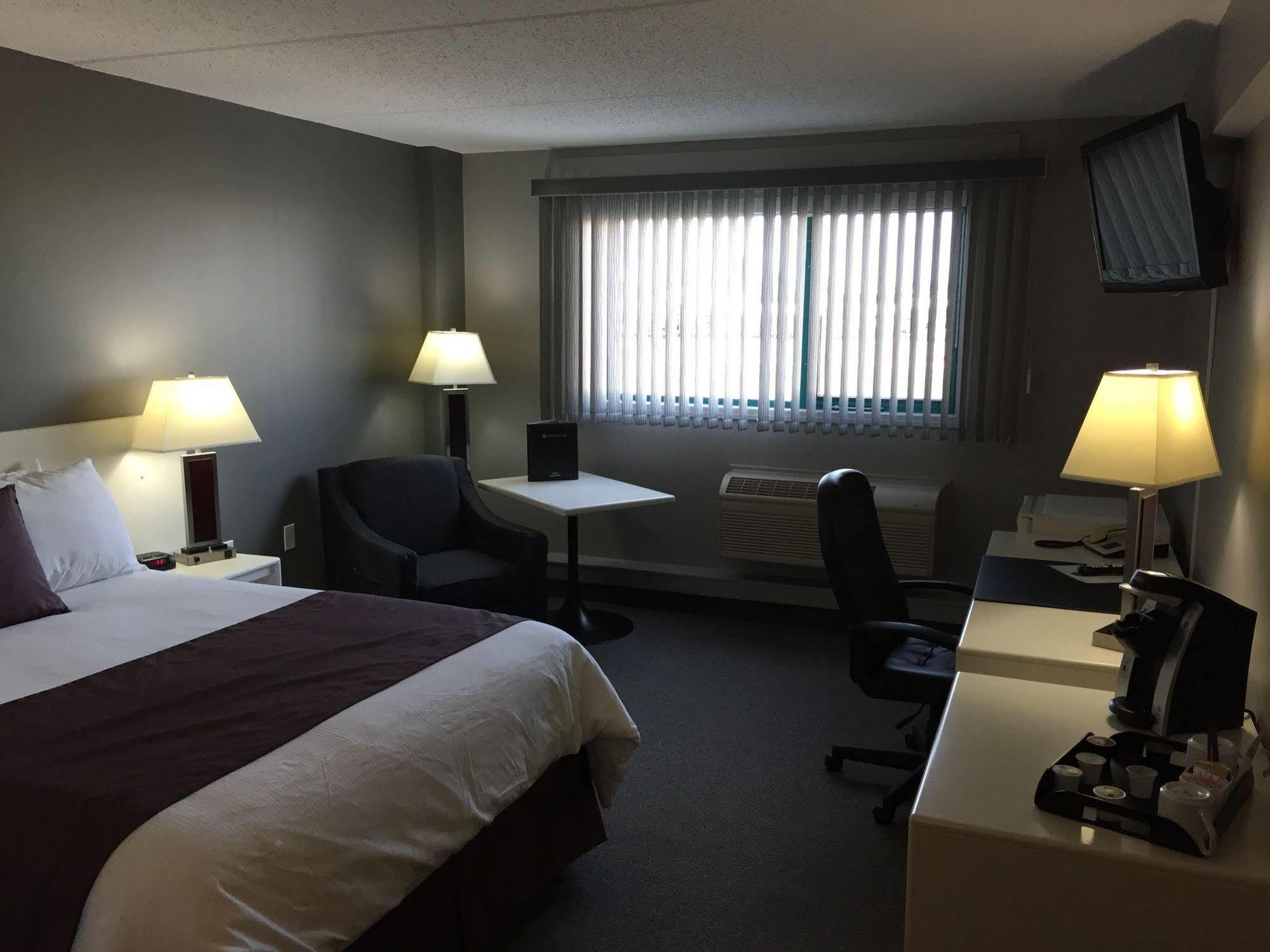 Lakeland Inn Hotel Cold Lake Bagian luar foto