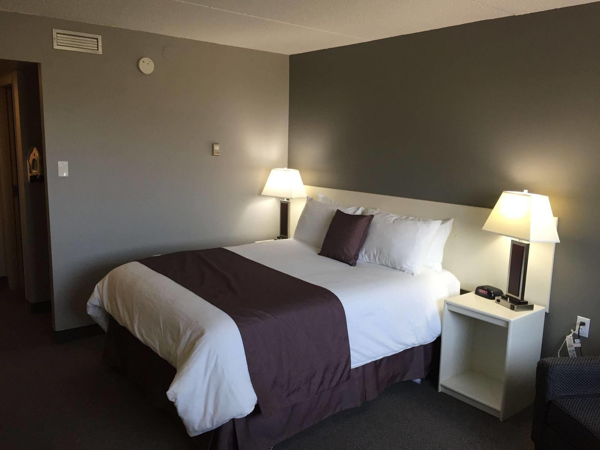Lakeland Inn Hotel Cold Lake Bagian luar foto